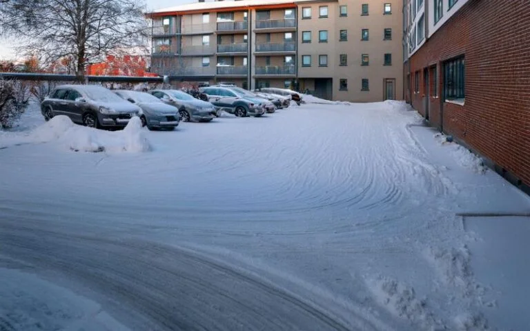 Bortröjning av snö och isbekämpning i Åkersberga, Söra