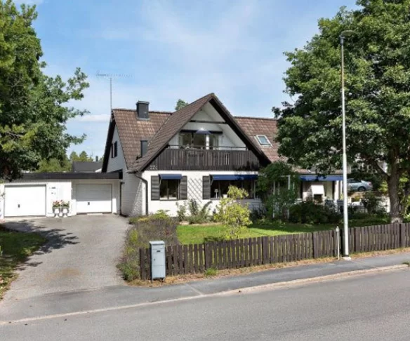 Markbeläggning stenplattor & Uppbyggnad av Uterum. Järfälla Jakobsberg