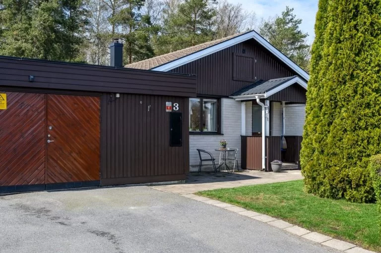 Nylagd Marksten garageuppfart. Täby Enhagen