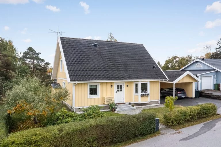 Plattläggning av stenplattor till garageuppfart. Norrtälje Bolkadalen Roslagen