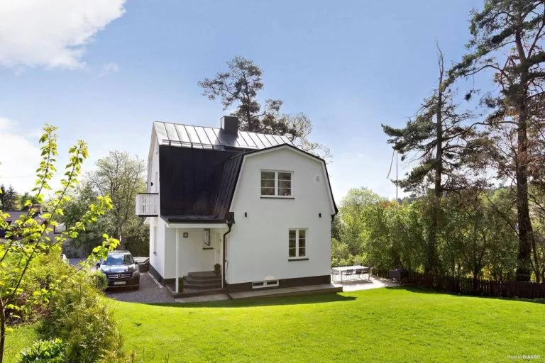 Trädgårdsrenovering med trädäck & stensättning. Roslags Näsby Täby